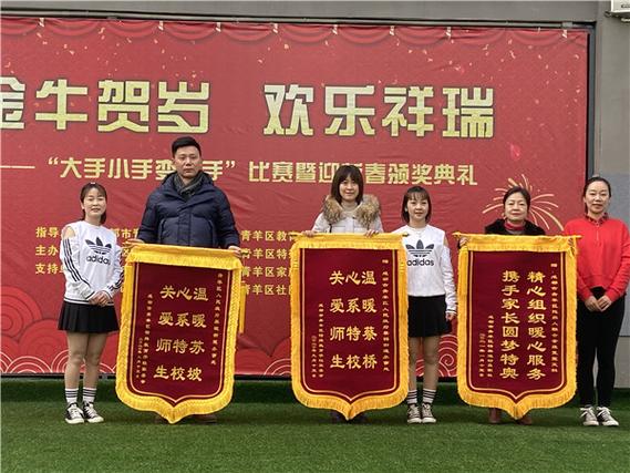 小孩子合影后送礼物,小孩子合影后送礼物好吗,送锦旗必须合影吗?