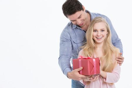 女性朋友生孩子送礼物,,同事生孩子送什么好?