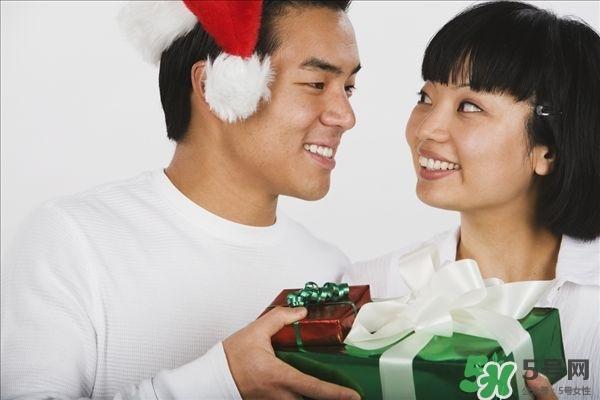 女孩子之间互送过年礼物,,买点什么答谢同组同事们?