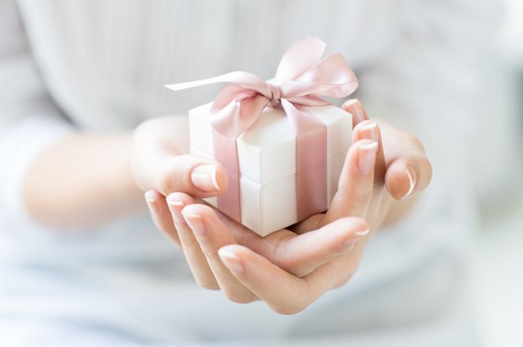 追求女孩子可以送礼物吗,追求女孩子可以送礼物吗知乎,追求女孩子可以送礼物吗