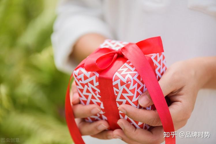追求女孩子可以送礼物吗，追求女孩子可以送礼物吗知乎，一个女生要求我送她礼物是什么意思？