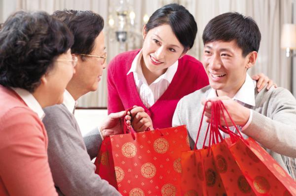 新年礼物送女孩子啥好,,过年给未来亲家送什么?