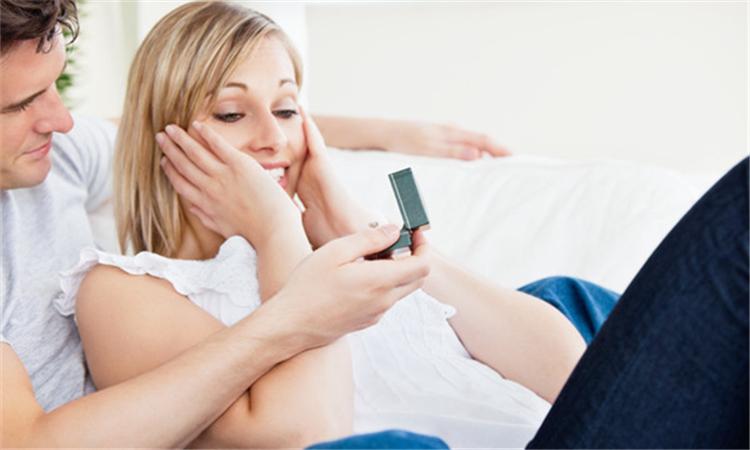 恋爱女孩子该送礼物吗,,刚跟女友确定关系就送东西合适吗?