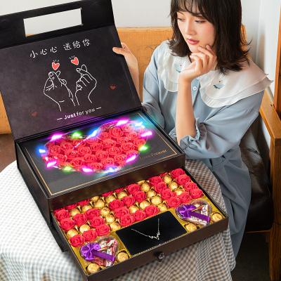 第一次送女孩子礼物好,第一次送女孩子礼物好吗,请问第一次送女朋友礼物选什么送好呢?