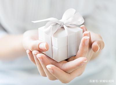 向女孩子表白要不要送礼物,,和相亲女生表白需要准备礼物么?