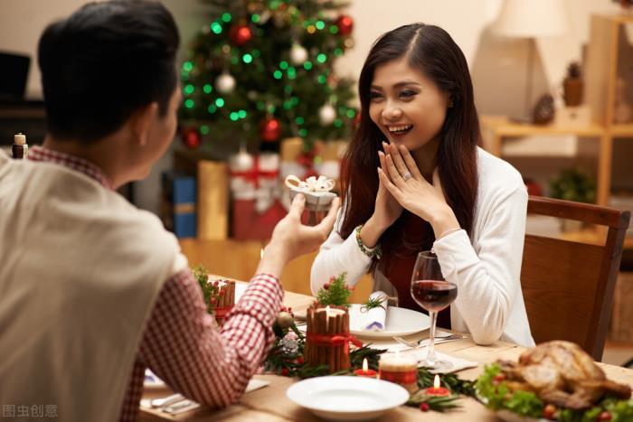 第一次约女孩子要带礼物吗,第一次约女孩子要带礼物吗,相亲第一次见面送什么礼物给女方好?