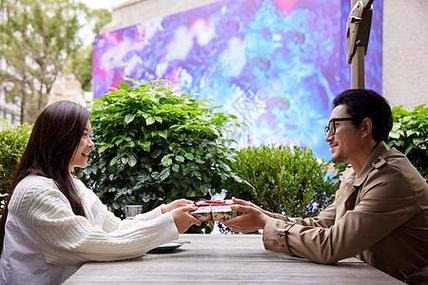 第一次约女孩子要带礼物吗,第一次约女孩子要带礼物吗,相亲第一次见面送什么礼物给女方好?