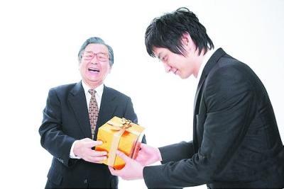 给客户领导送礼,给客户领导送礼应该怎么说,怎么去办公室给领导送礼?