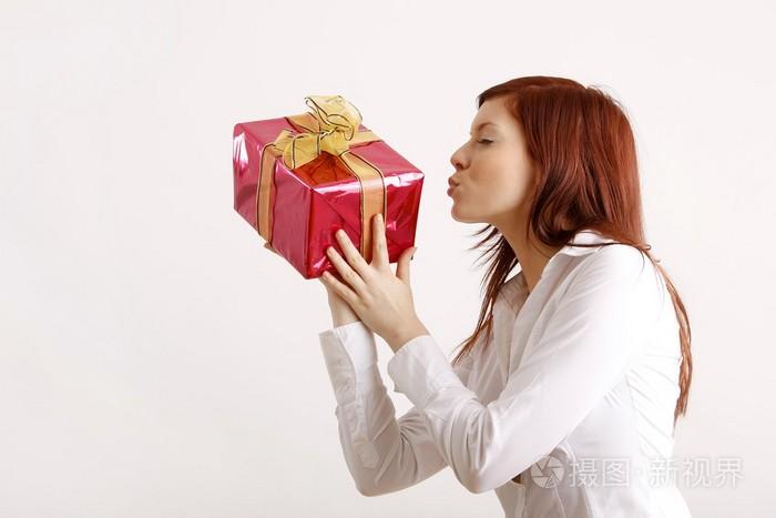 送礼送给女客户,送礼送给女客户应该怎么说,怎么请女客户吃饭?