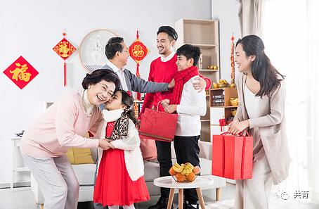 送客户拜年礼，送客户拜年礼品送什么好，我是一个刚入门的业务员,快过年了,给女采购送什么好?给男采购送什么好?请各大虾多多指点？