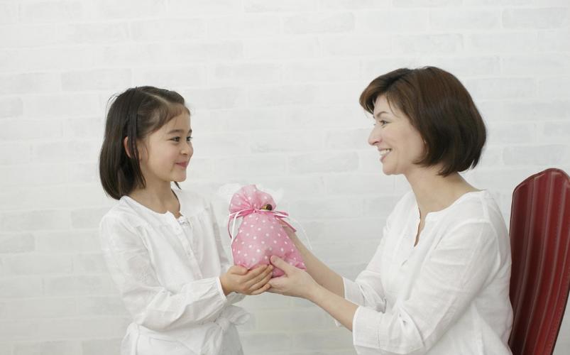 客户送小礼物鼓励,,孩子给妈妈送礼物妈妈该说什么评语?