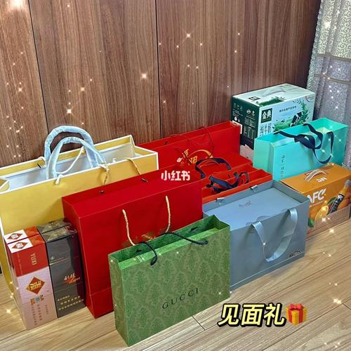 收到客户2000块礼物,,男方给女方见面礼女方怎么回?