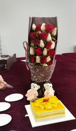 为生日客户准备礼物，，蛋糕店可以送客户什么小礼物？