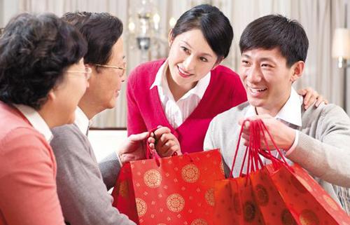 带着礼品拜访客户,带着礼品拜访客户怎么说,去客户那里需要送礼吗?