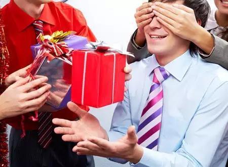 给自己的客户送礼,给自己的客户送礼怎么说,送礼后如何告诉对方?