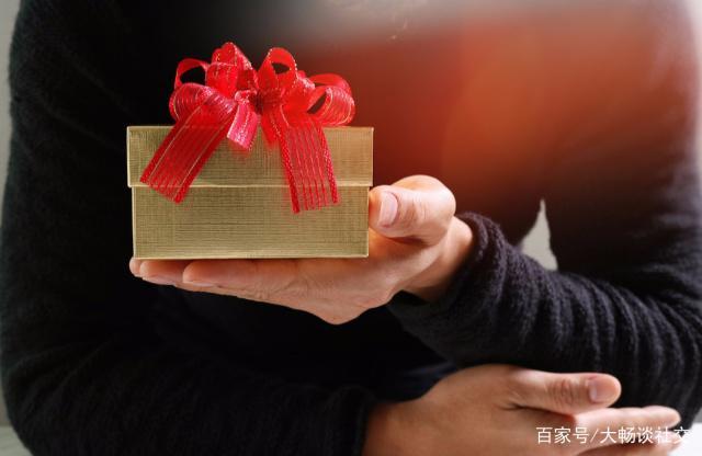送礼给客户的讲究,送礼给客户的讲究有哪些,为何送礼忌讳直接送现金?