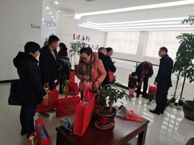年末赠送客户的礼品,年末赠送客户的礼品会计分录,向领导申请给客户送礼怎么写?