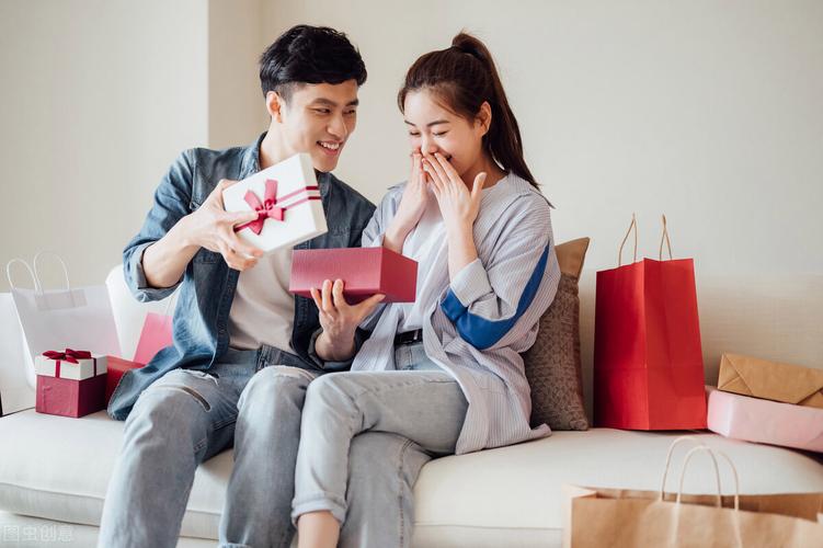 在客户生日时送礼品,送客户生日礼物怎么说,别人帮自己过生日要请吃饭吗?