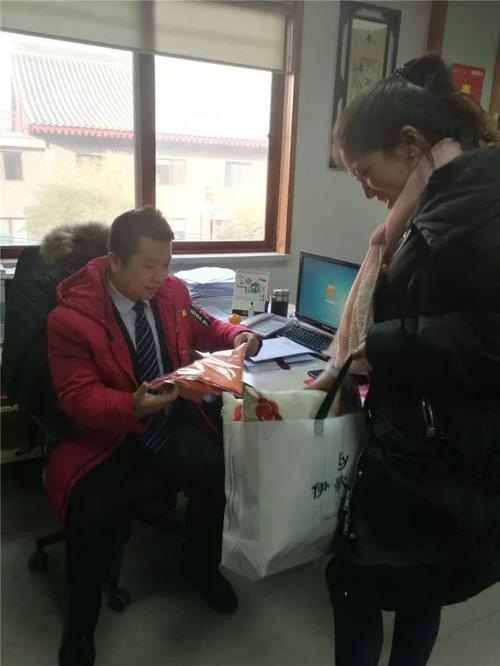 业务员收到客户礼物，业务员收到客户礼物怎么感谢，刚接到电话，中国人寿保险，回馈老用户，赠金砖，还车接车送，问下这个事是真的么？