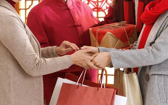 过年送礼品给男客户,,过年给客户送礼怎么发短信告知?