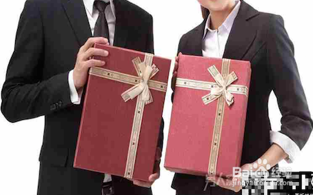 过年送礼品给男客户,,过年给客户送礼怎么发短信告知?