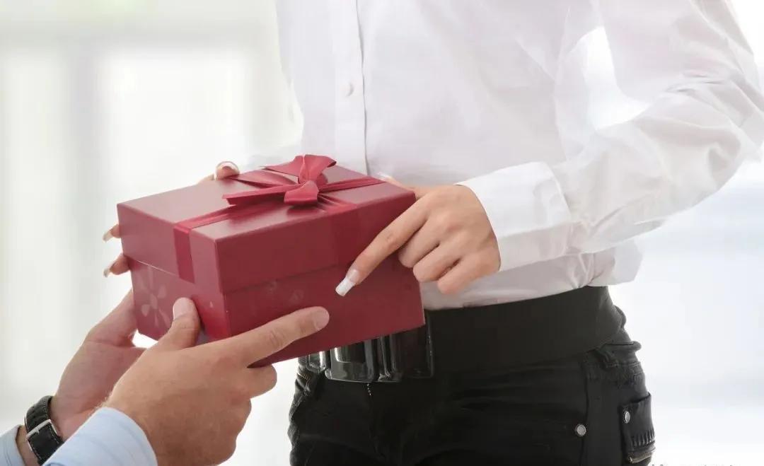 女客户送礼的正确方法,女客户送礼的正确方法是什么,我是跑业务的,给客户送礼有什么技巧?