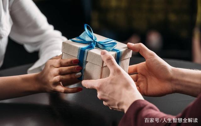 拜访不熟的客户时送礼,拜访不熟的客户时送礼怎么说,请不熟的人帮忙如何送礼?
