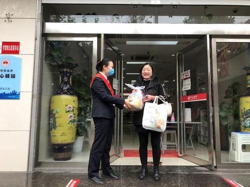 银行礼品送少客户不满,银行礼品送少客户不满意怎么办,送礼遭到婉拒怎么办?