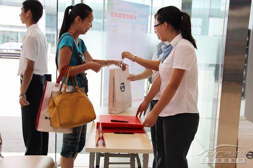 秋冬季节送客户礼品,,汽车4S店一般送什么礼品给顾客?