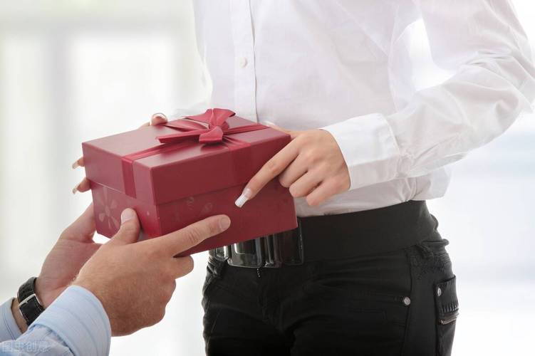 客户送的礼品要给领导吗,,主任该不该给经理送礼?