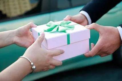 客户送的礼品要给领导吗,,主任该不该给经理送礼?