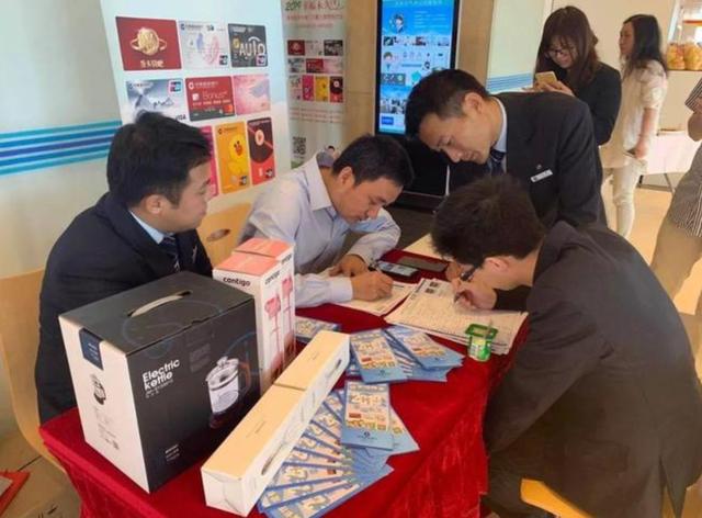 银行给客户礼品要登记信息,,办理银行卡给礼物合算吗?