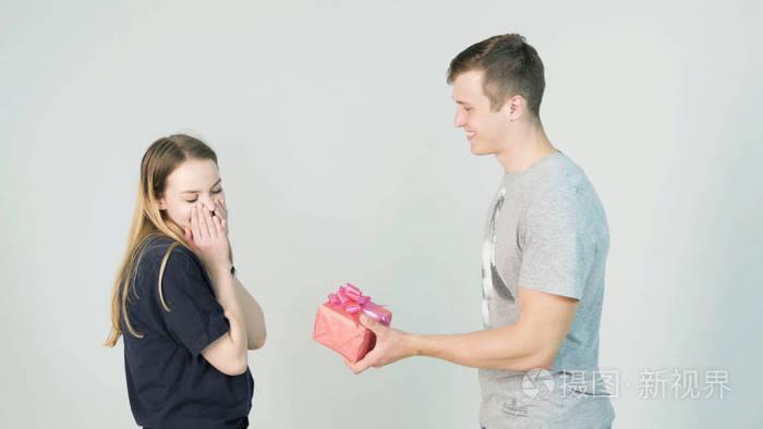 男朋友买礼物送女客户,,男友送礼物给其他女人正常吗?