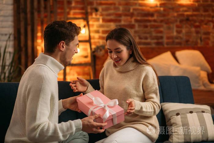 给男客户老婆送礼物,给男客户老婆送礼物合适吗,中餐店给客人什么小礼品?