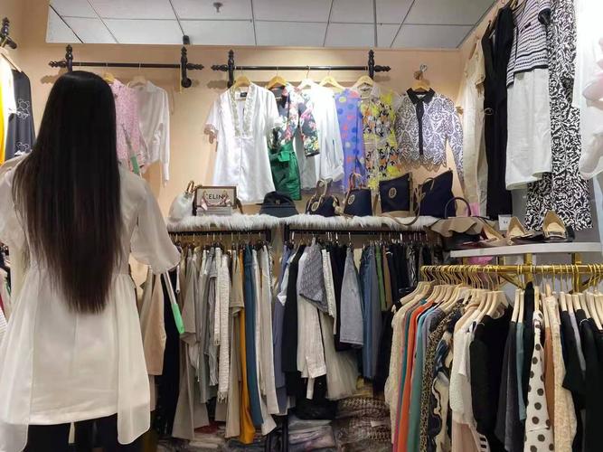 服装店给客户送的赠品,服装店给客户送的赠品怎么入账,服装邀约进店礼送什么好?