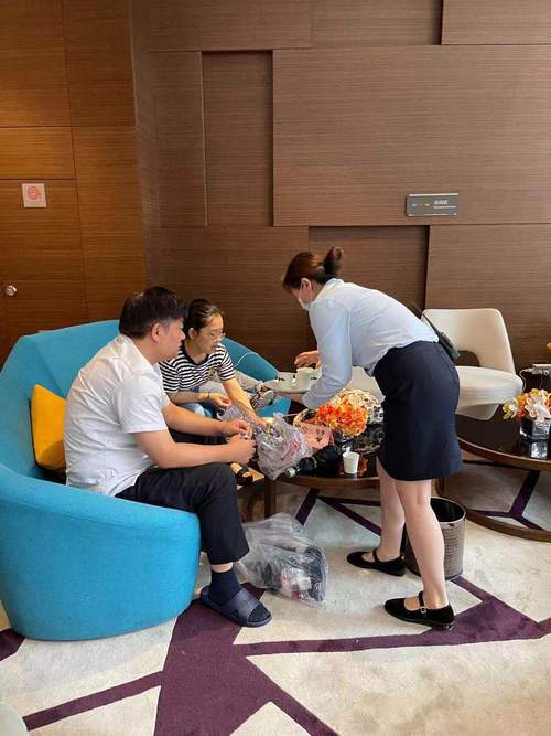 酒店销售拜访客户时的礼品,酒店销售拜访客户时的礼品有哪些,酒店要开业了,有没有人推荐几个合适的小礼品送给顾客?