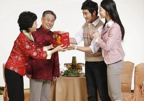 拜访客户送礼物的时机,拜访客户送礼物的时机是什么,找人办事送礼什么时候合适?