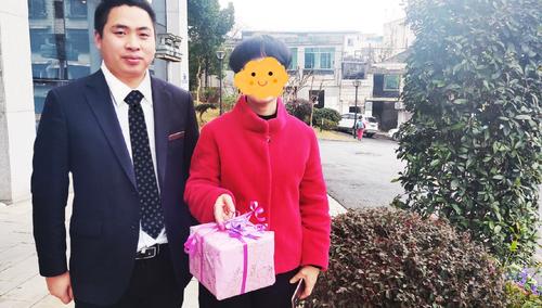 保险业务员客户主动要礼物,保险业务员送客户礼物合法吗,人寿保险回赠礼品怎么回事?
