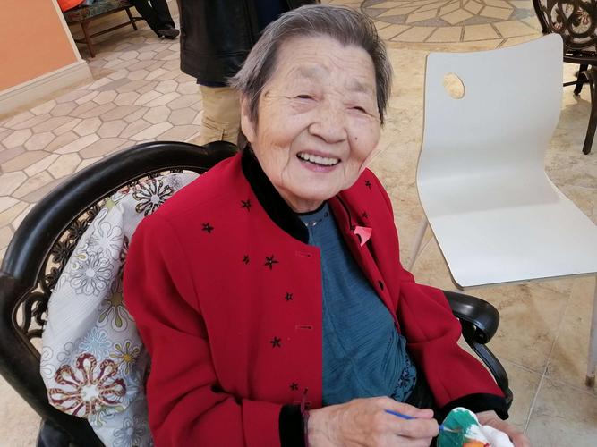 老婆婆的礼物,老婆婆的礼物是什么?是真诚的微笑,60-70岁女人喜欢什么礼物?