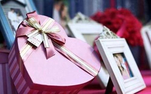 婚礼上送老婆的礼物,,结婚男方给女方父母的礼物?