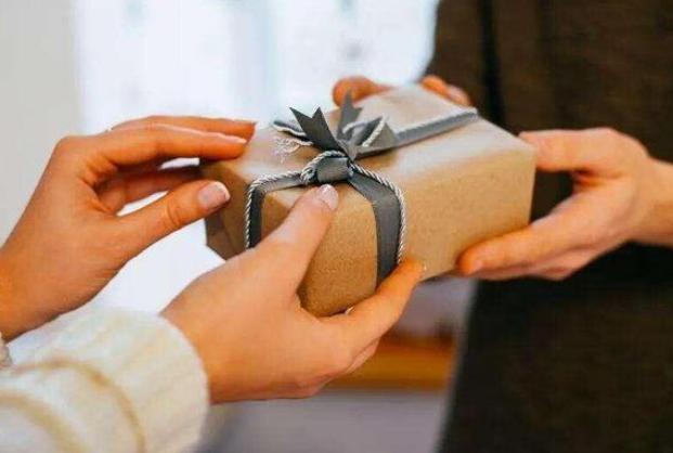 领导老婆不要礼物,,领导给下属的贵重东西能不能要?