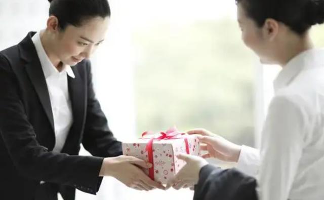 讨好上司送老婆,,过年送单位领导什么比较有心意?