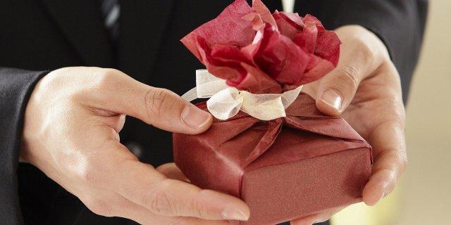 发工资给老婆送礼,发工资给老婆送礼合适吗,发工资给老婆送礼