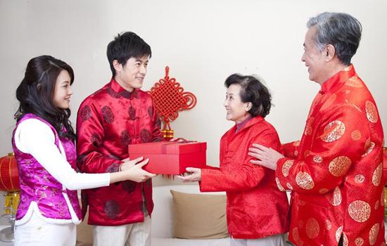 中秋节用老婆送礼,中秋节用老婆送礼好吗,中秋节不能陪老婆过,送什么礼物?