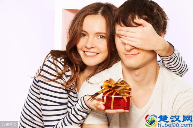 有男的送老婆礼物,男的送老婆礼物发朋友圈合适吗,男同事老婆生日会邀我参加该送什么礼物好?
