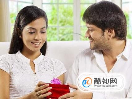男人买礼物哄老婆开心，，酒喝多了惹媳妇生气该怎么哄？