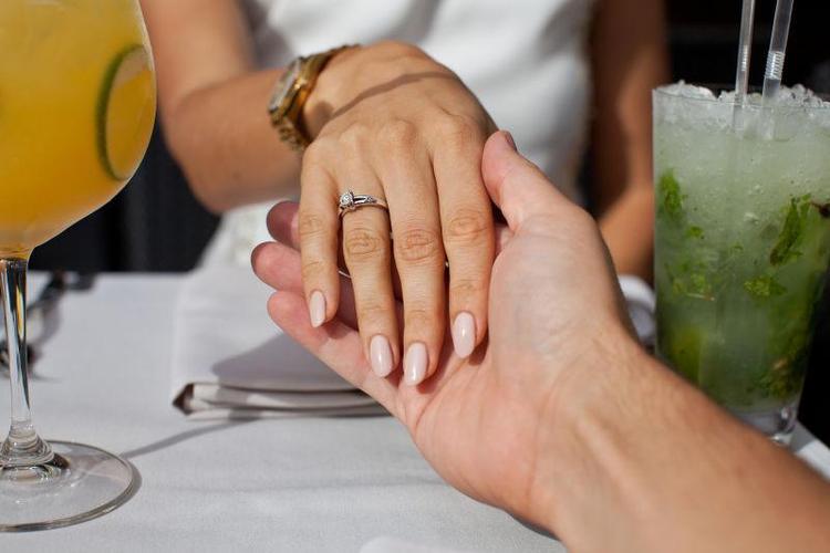 有男人送首饰给老婆,,喜欢给女友买首饰的男人心态?