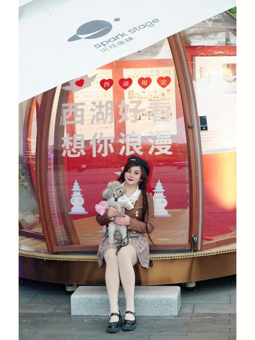 西湖边送老婆的礼物,西湖边送老婆的礼物叫什么,西湖边送老婆的礼物