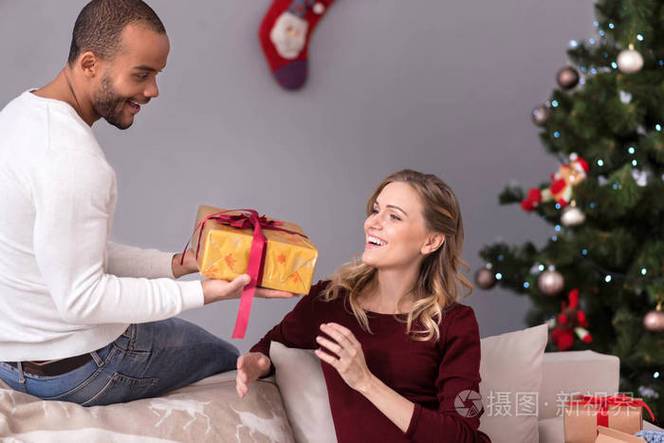 老公送老婆礼物是浪漫吗,,老公突然送礼物是什么意思?