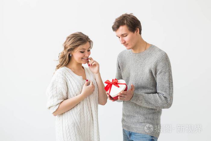 老公送老婆礼物是浪漫吗,,老公突然送礼物是什么意思?